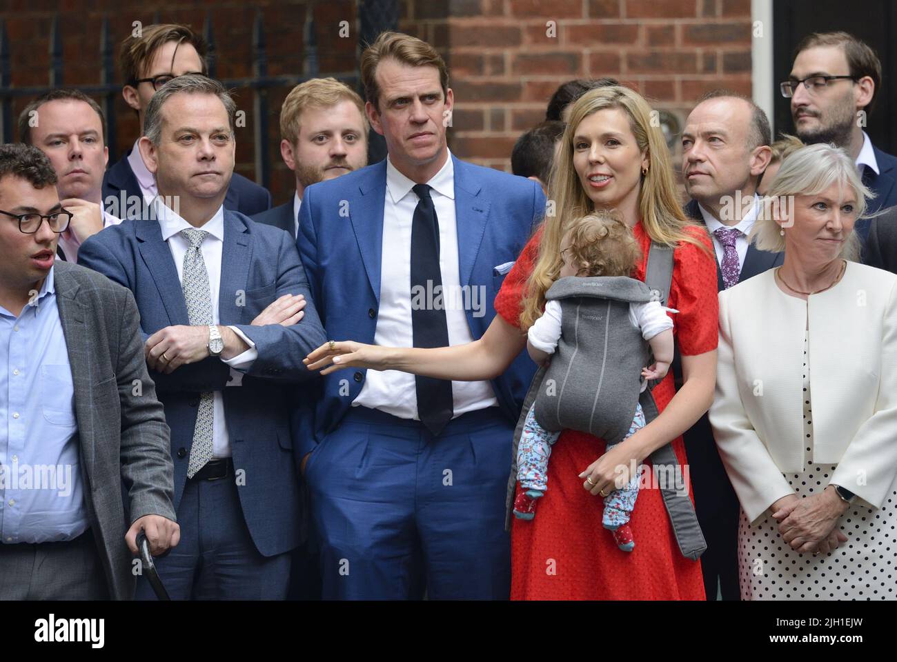 Carrie Johnson con su hija Romy en Downing Street para escuchar el discurso de renuncia del Primer Ministro Boris Johnson, el 7th de julio de 2022. También Nigel Adams MP Foto de stock