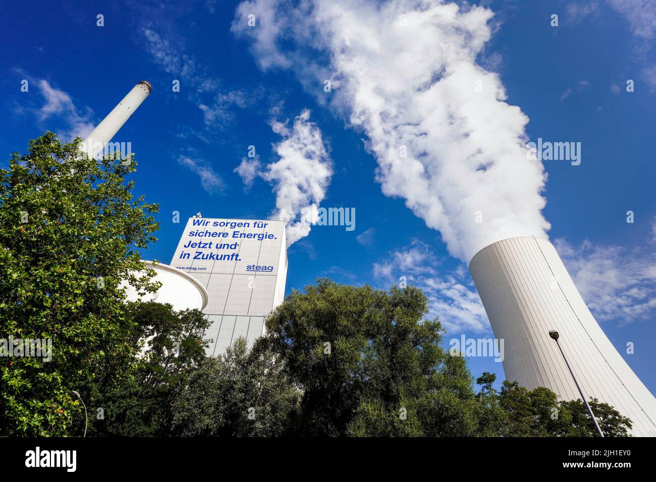 Herten Alemania, 14 de julio de 2022: Inscripción *'Garantizamos la energía segura. Ahora y en el futuro»* en un bloque de la planta de cogeneración STEAG en Herten promete energía segura para el futuro a través del carbón duro. La central combinada de calor y electricidad de Herne sólo tiene un bloque en el que no sólo la electricidad, sino también la calefacción urbana para la red de calefacción del distrito de Ruhr se genera a partir del carbón duro. Foto de stock