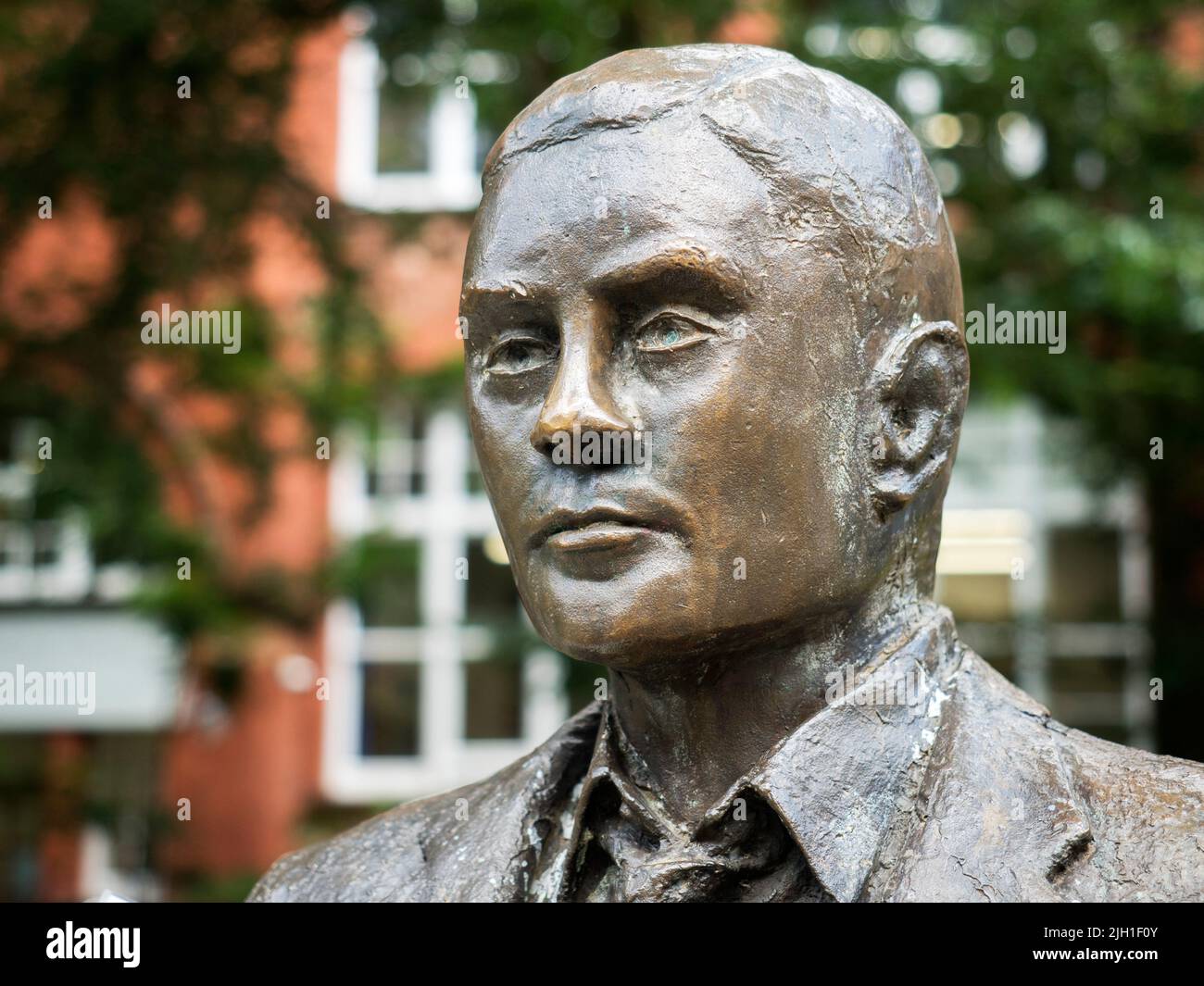 Cabeza y hombros del Alan Turing Memorial en Sackville Garden, Manchester, Inglaterra Foto de stock