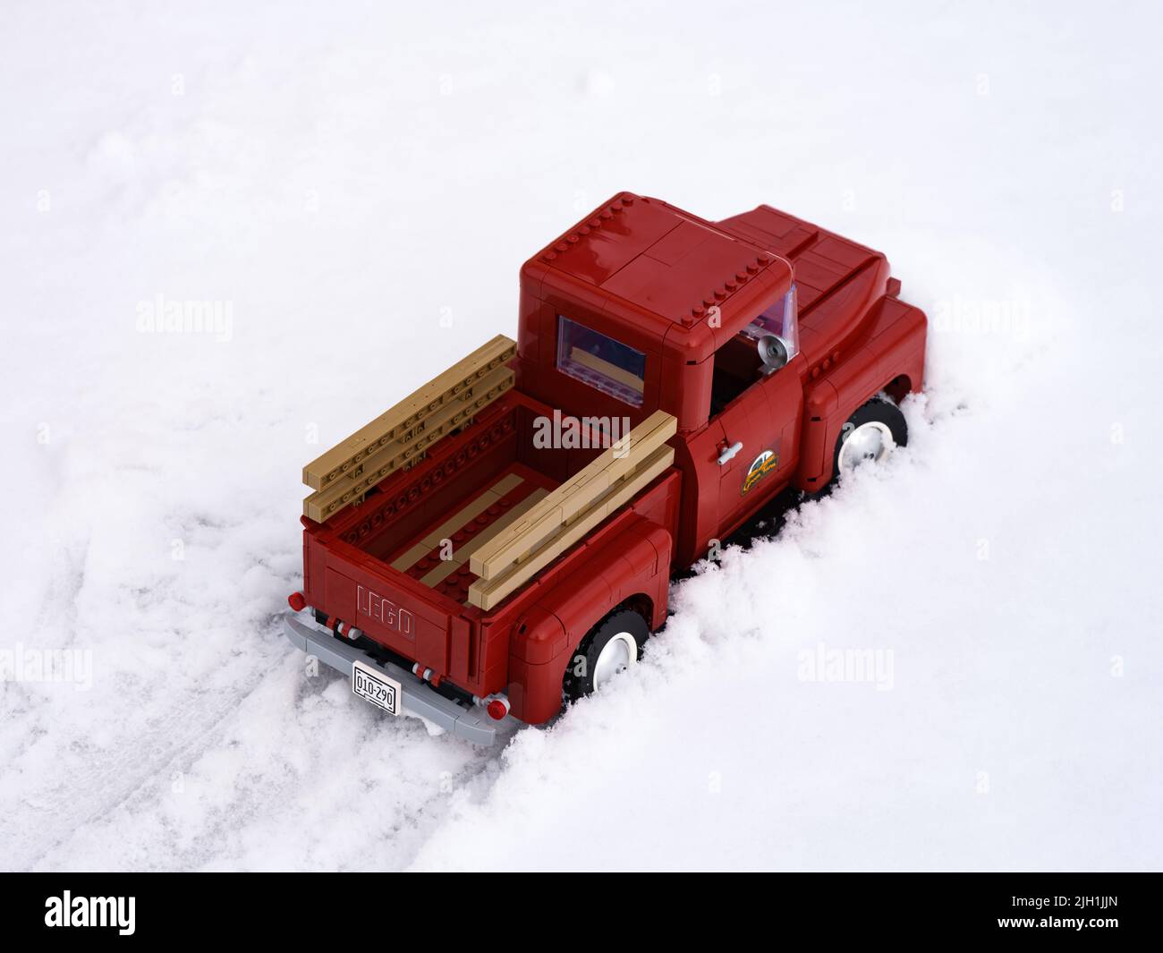 Tambov, Federación de Rusia - 16 de enero de 2022 Un camioneta Lego que conduce a través de la nieve al aire libre Foto de stock
