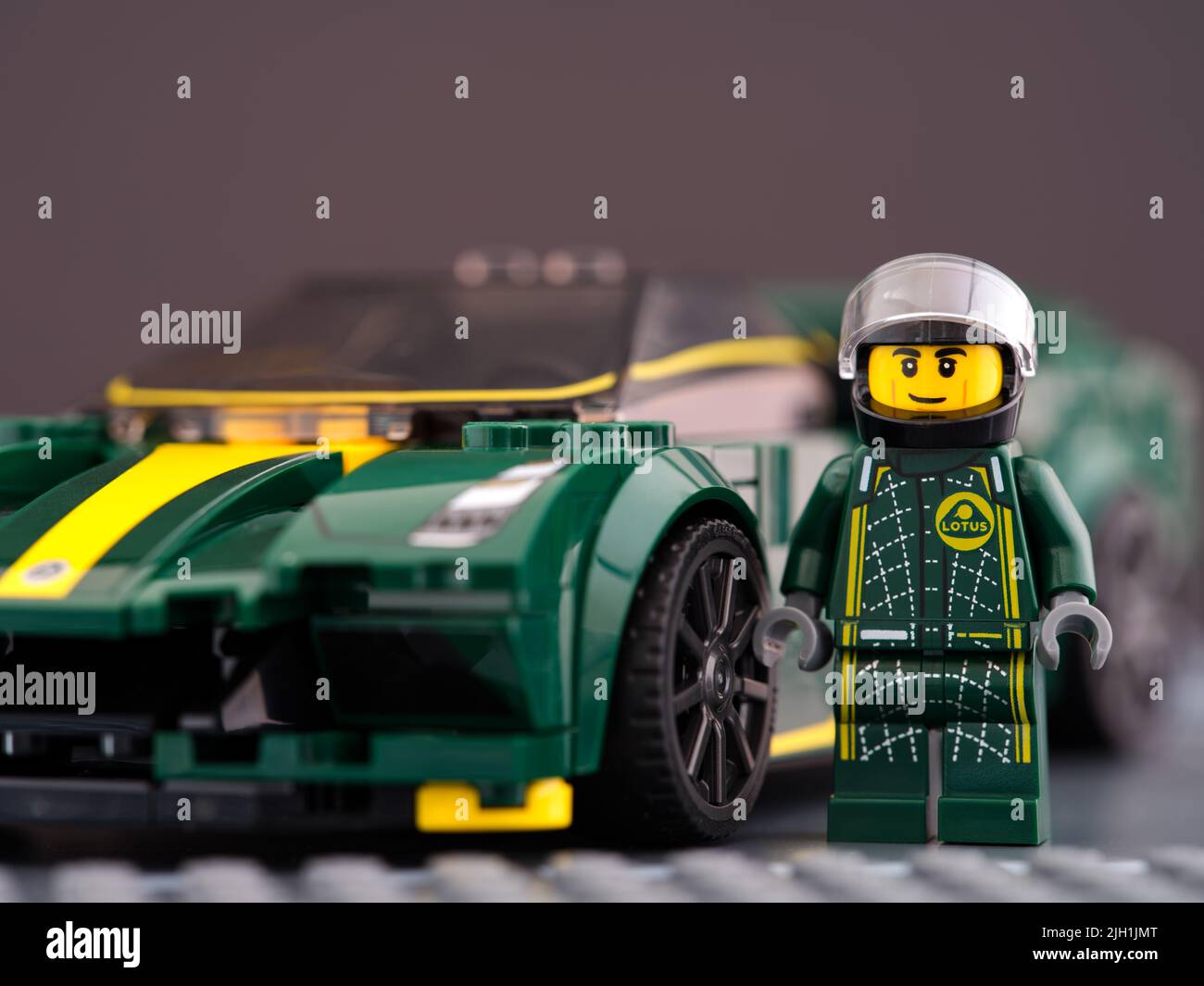 Tambov, Federación Rusa - 21 de junio de 2022 Un coche Lego Lotus Evija por LEGO Speed Champions y su minifigure conductor cerca. Foto de stock