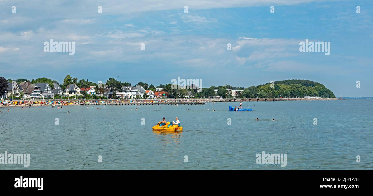 Water pedal boat beach fotografías e imágenes de alta resolución - Alamy