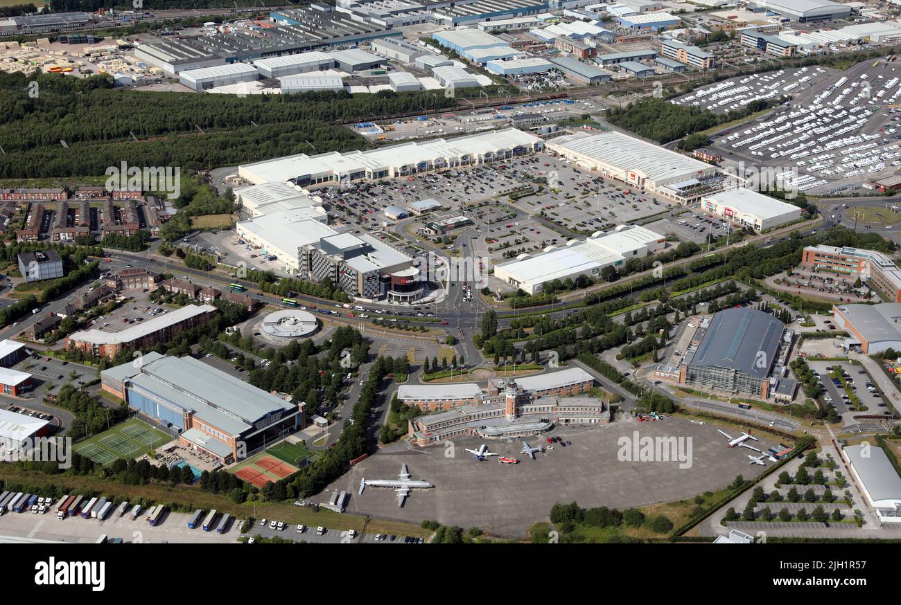 Vista aérea del antiguo aeropuerto de Speke y del hotel Crowne Plaza. Detrás está el New Mersey Shopping Park (o Speke Retail Park como la gente lo llama), Liverpool. Foto de stock