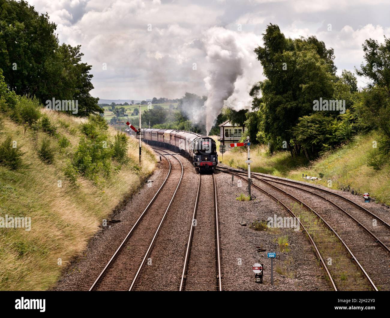 Carlisle, York, 14th de julio de 2022. La locomotora de vapor British India Line espera en la caja de señales Settle Junction una señal clara para llevar el especial Dalesman a la famosa línea ferroviaria Settle-Carlisse, 14th de julio de 2022. El viaje fue un día de excursión a Carlisle desde York, Con la tracción de vapor que transporta el tren de Hellifield a Carlisle y return.Credit: John Bentley/Alamy Live News Foto de stock