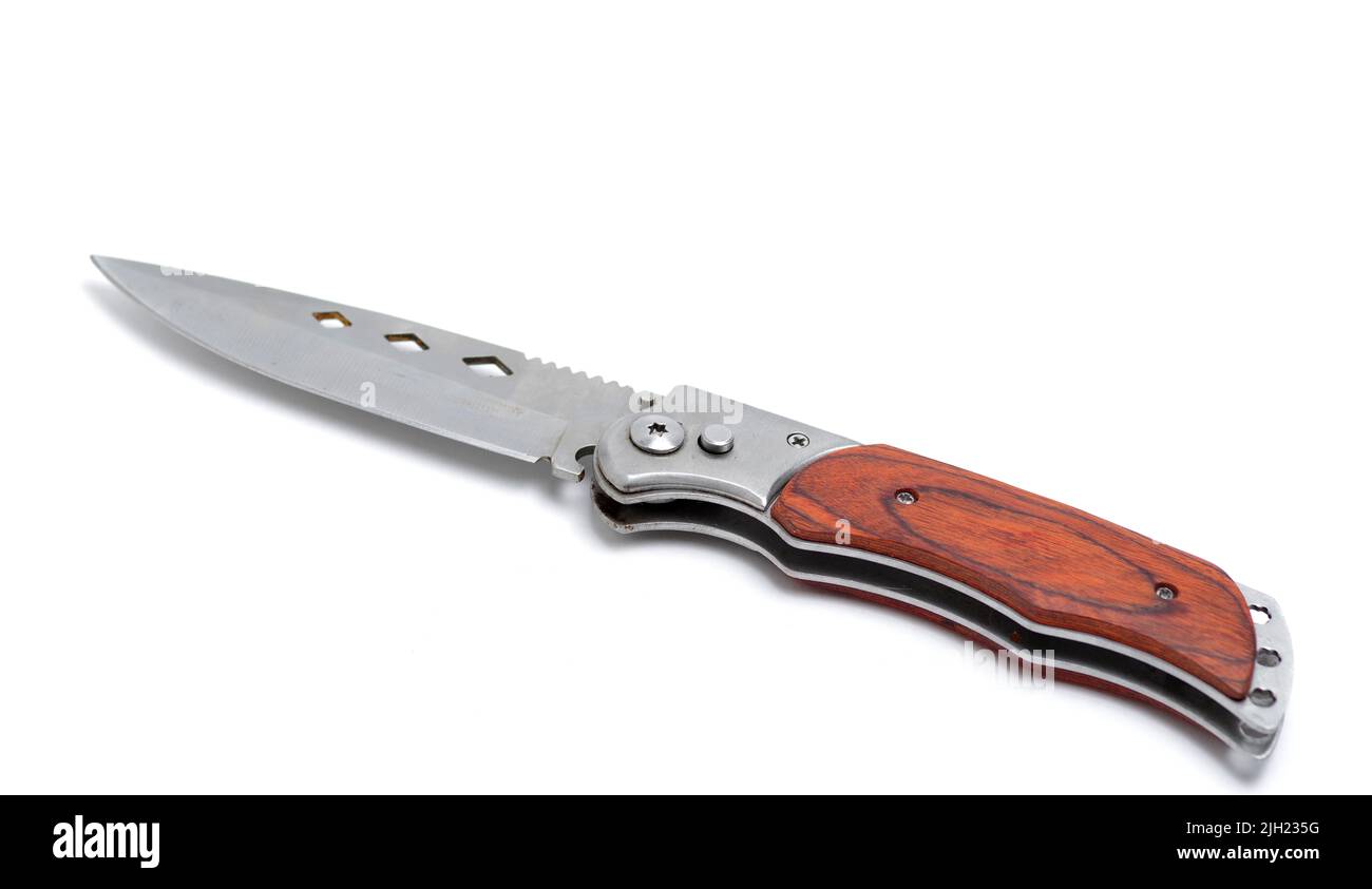 Un cuchillo con mango de madera aislado sobre blanco Foto de stock