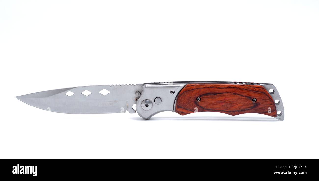 Un cuchillo con mango de madera aislado sobre fondo blanco Foto de stock