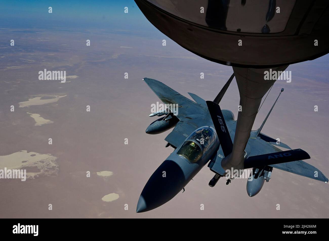 El Cairo, Egipto. 12th de julio de 2022. Un avión de combate F-15 Strike Eagle de la Fuerza Aérea de los EE.UU., asignado a 179th Escuadrón de combate Expeditionary Fighter, reabastece de aviones KC-135R Stratotanker durante un ejercicio de despliegue rápido del Comando Central, el 13 de julio de 2022, cerca de la Base Aérea Oeste de El Cairo, Egipto. Crédito: MSgt. Matthew Plew/EE.UU Noticias de la Fuerza Aérea/Alamy Live Foto de stock