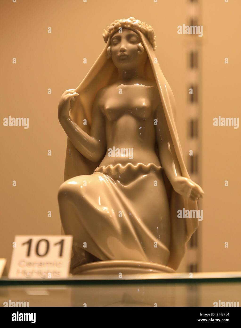 'La Novia' Una figura de porcelana real de Copenhague en exhibición en el Museo de Cerámica y Galería de Arte, Hanley, Stoke-on-Trent, Staff, Inglaterra, REINO UNIDO Foto de stock