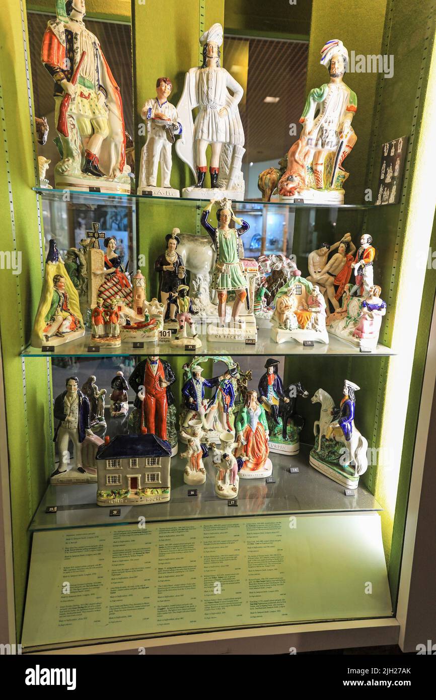 Figuras de la cerámica Victoria en la exhibición en el museo de la cerámica y la galería de arte, Hanley, Stoke-on-Trent, Staffs, Inglaterra, REINO UNIDO Foto de stock