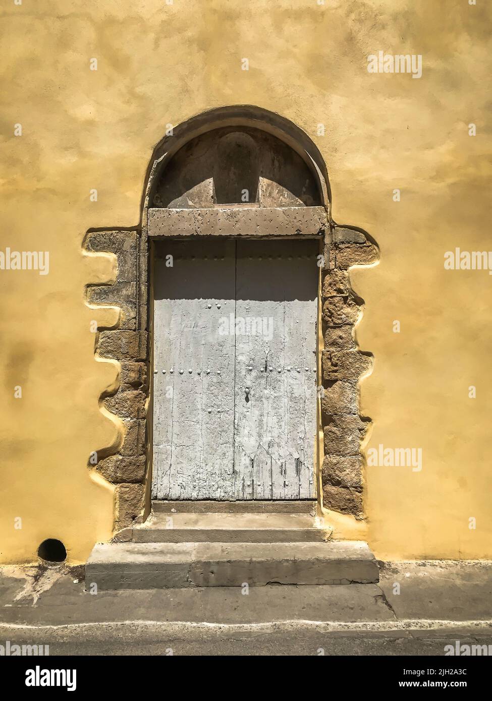 Vista de una antigua puerta de madera en Aix-en-Provence, Francia Foto de stock
