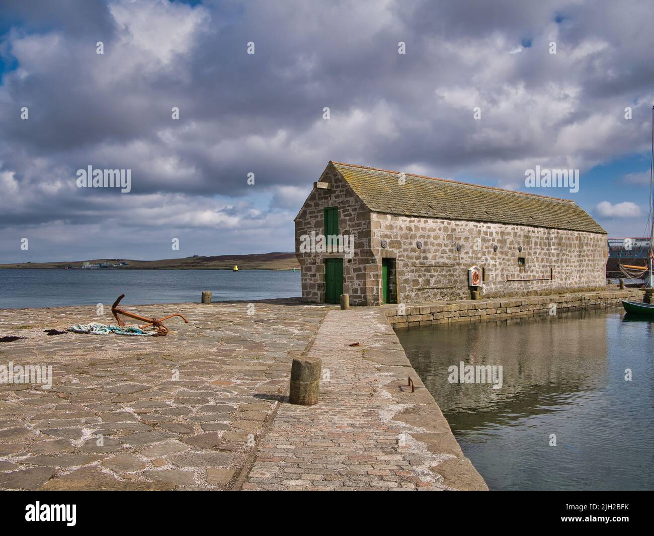 El histórico Pier Storehouse del siglo 19th en Hays Dock, Lerwick, Shetland, ahora restaurado. Un antiguo almacén de dos aguas hecho de piedra arenisca y la clase de la lista Foto de stock