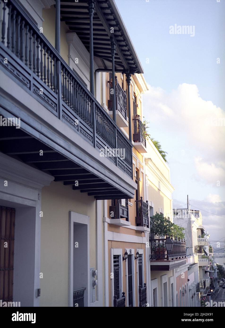 Un balcón con vista a una calle en el Viejo San Juan, Puerto Rico. Foto de stock