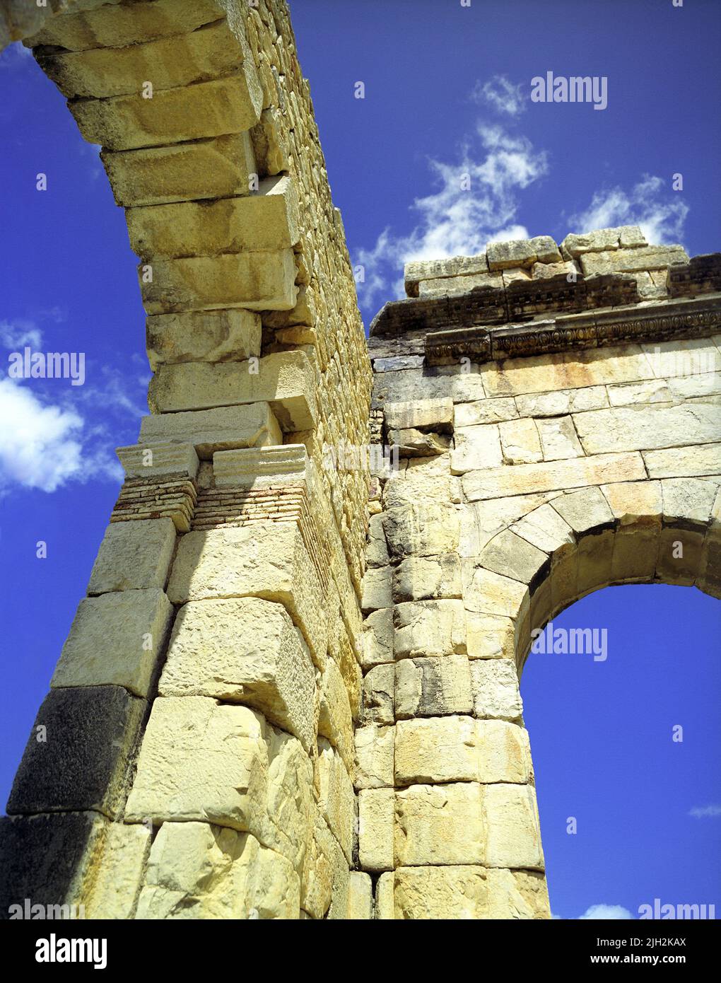Arco de piedra en las ruinas romanas de Volubilis. Meknes, Marruecos Foto de stock