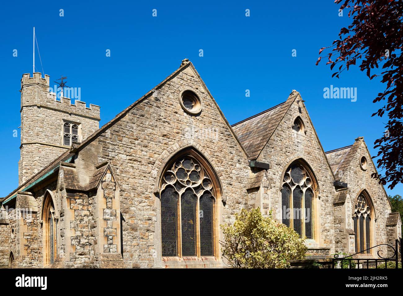 El exterior de la iglesia de St Leonards, Heston, West London UK, con la nave victoriana reconstruida y restaurada torre del siglo 14th Foto de stock