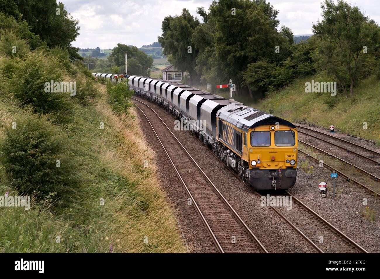 Un tren de carga a granel en Settle Junction con destino a Arcow Quarry en Helwith Bridge cerca de Horton-in-Ribblesdale, North Yorkshire. Foto de stock