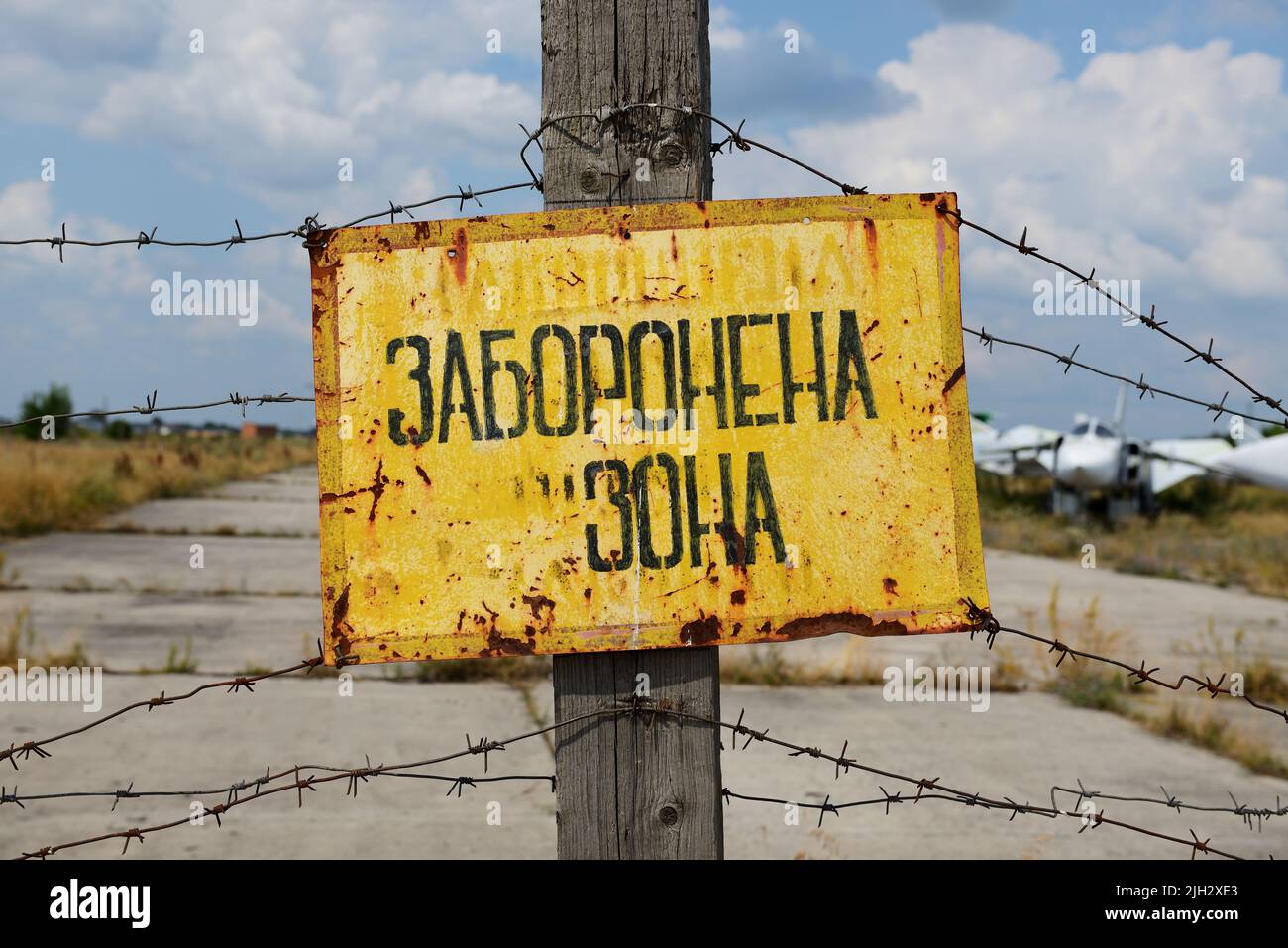 BILA TSERKVA, UCRANIA - AGOSTO de 25: El signo Restringido Area está en el idioma ucraniano y ver en el ucraniano Sukhoi Su-24 supersonic All-We desmontado Foto de stock