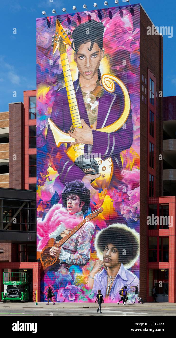 Mural a gran escala de cantante, compositor, músico, productor musical, bailarín, Y actor Prince en el centro de Minneapolis, Minnesota. El mural w Foto de stock