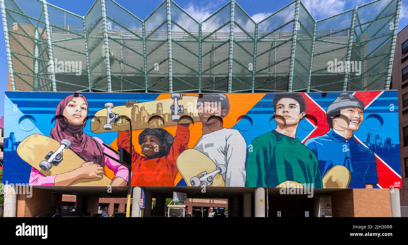 El mural X de 2021 marca el punto por Reggie LeFlore en 1st Avenue North en Minneapolis, Minnesota. Para conmemorar los tres años de permanencia de los X Games en Down Foto de stock