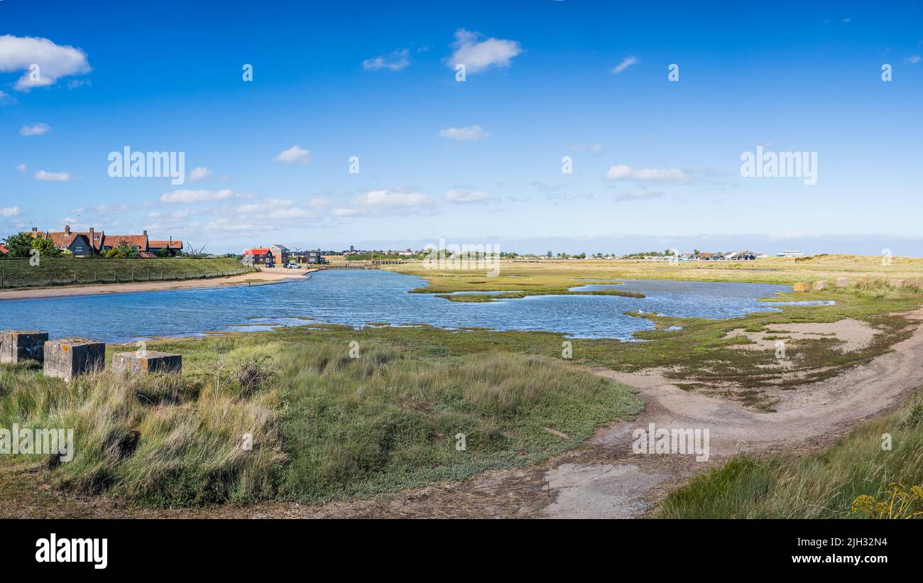 Un panorama de múltiples imágenes con vistas a un gran canal de agua en Walberwick, en la costa de Suffolk. Foto de stock