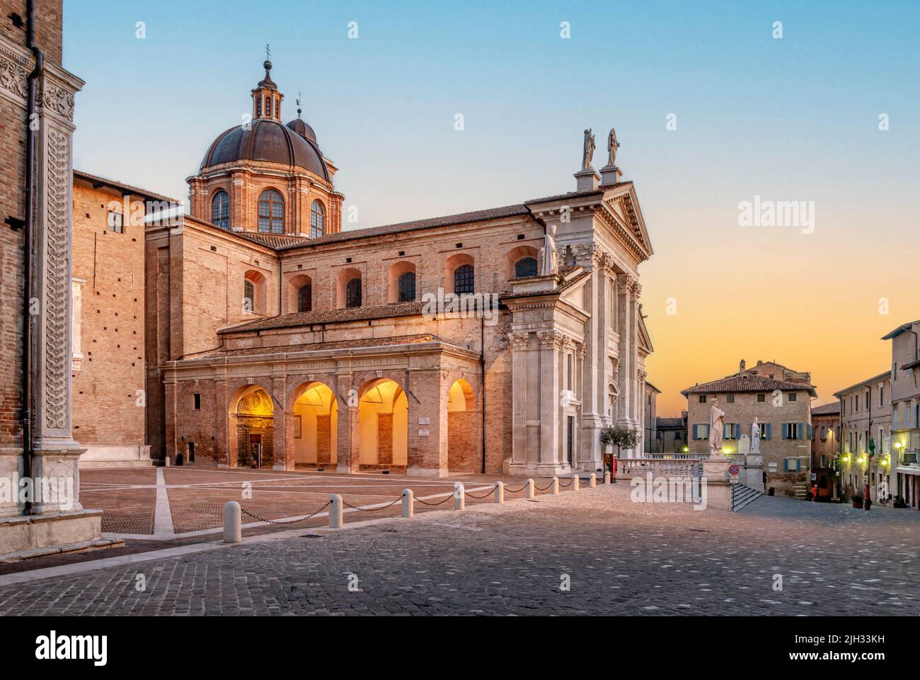 Duomo de Urbino (catedral) al amanecer, Marche, Italia Foto de stock