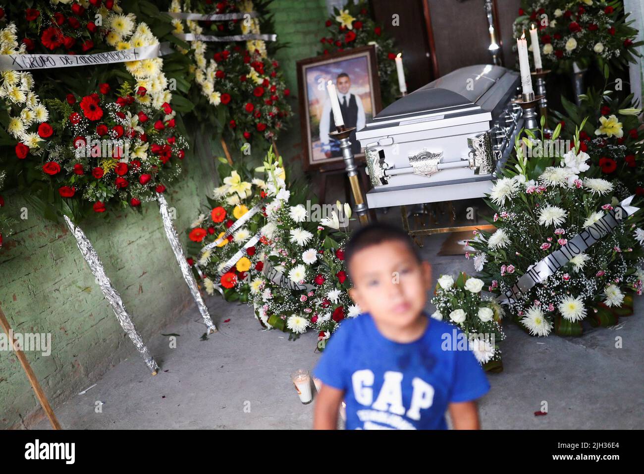 El ataúd que contiene el cuerpo del difunto migrante José López, de 34 años, es fotografiado durante su estela después de ser repatriado de San Antonio, Texas, EE.UU., en la casa de su familia en Celaya, en el estado de Guanajuato, México, el 14 de julio de 2022. REUTERS/Edgard Garrido Foto de stock