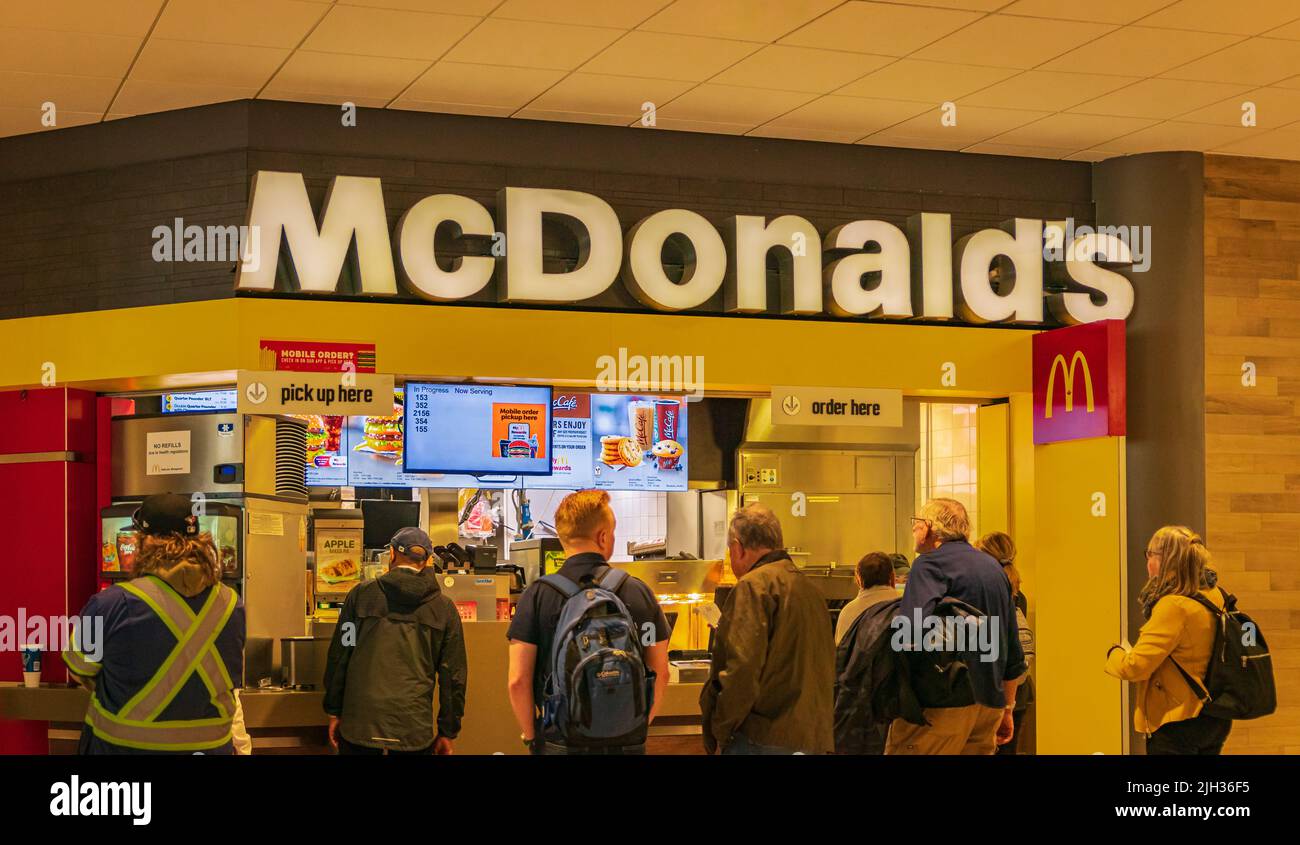 Interior del restaurante McDonald's. McDonald's es la cadena de