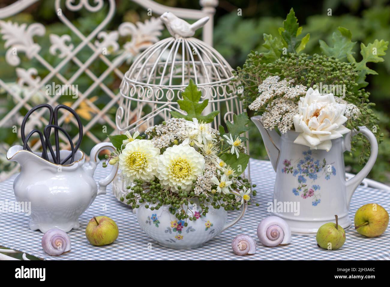 arreglo con bouquet de flores blancas en lata de leche vintage Foto de stock