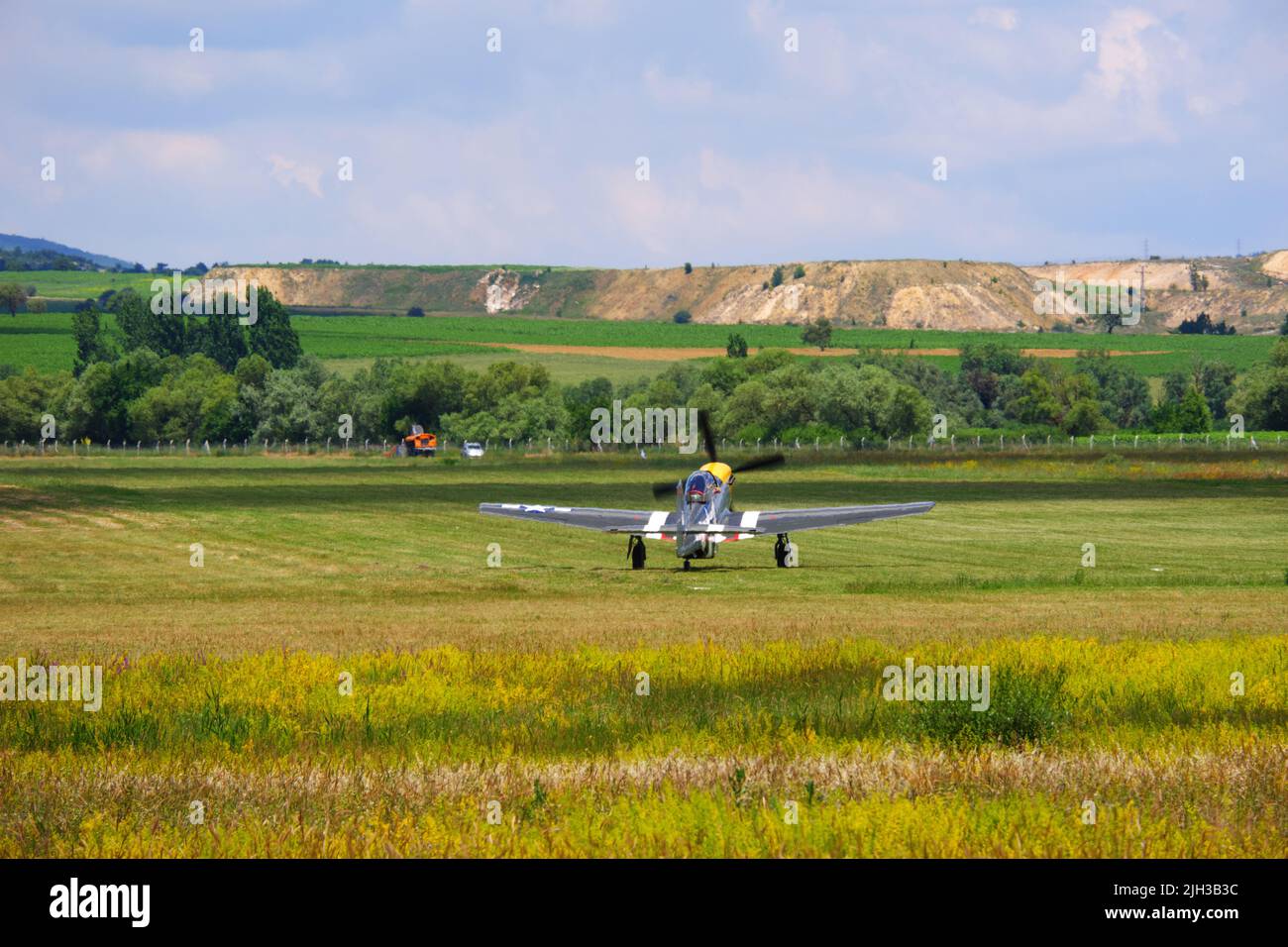 Pequeño taxi de avión de hélice sobre hierba para despegar Foto de stock