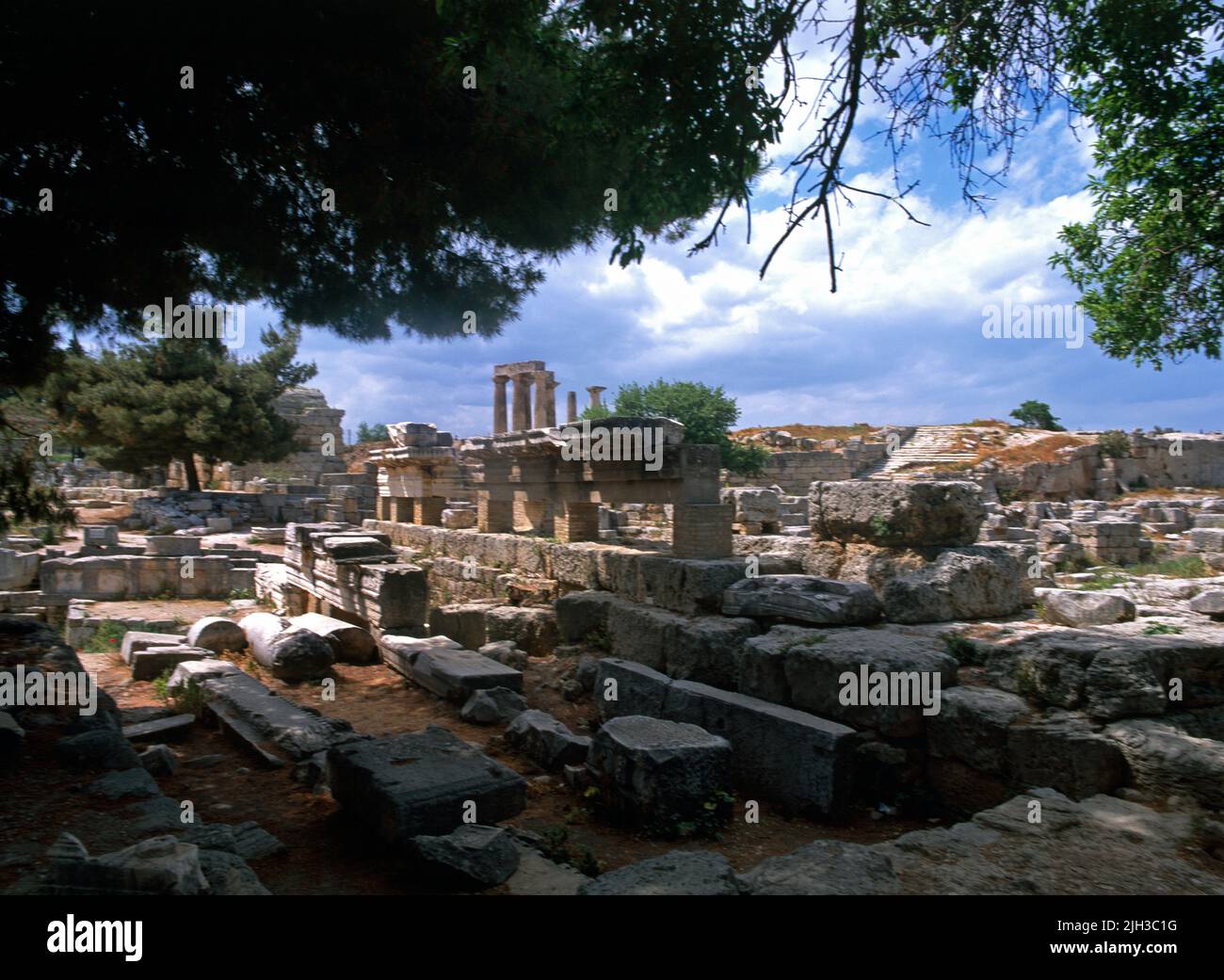 Peloponeso Grecia Antiguo templo de Corinto de las ruinas de Apolo Foto de stock