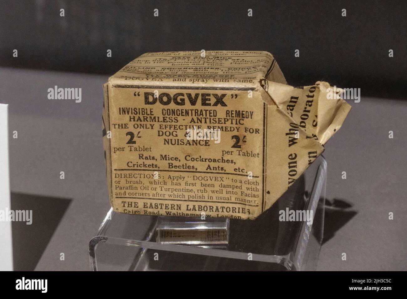 Remedio concentrado invisible Dogvex (c 1920s) expuesto en el Museo Thackray de Medicina, Leeds, Reino Unido. Foto de stock