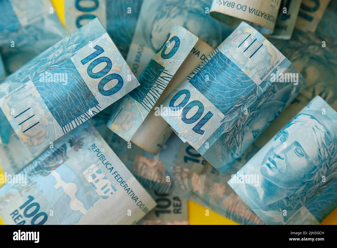 El dinero de Brasil se acumuló - detalle en cientos de reales cuentas repartidas en la superficie Foto de stock