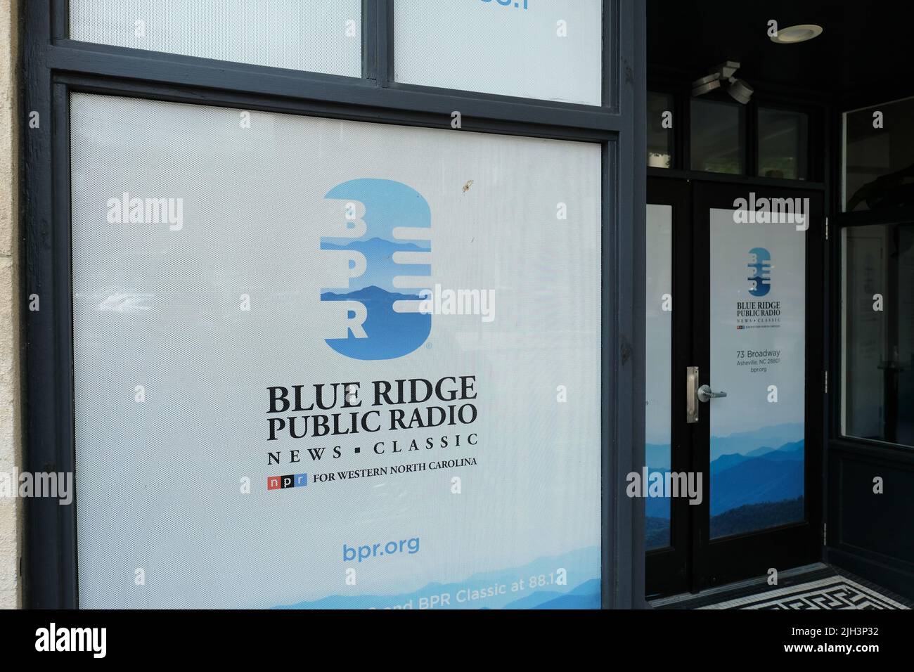 Sede central de la estación de radio pública de Blue Ridge en Asheville, Carolina del Norte; radio pública para la región occidental de Carolina del Norte que transmite noticias y música Foto de stock