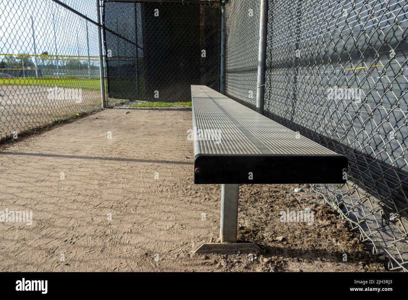 Vista en ángulo del dugout en un campo de béisbol, sin gente alrededor Foto de stock