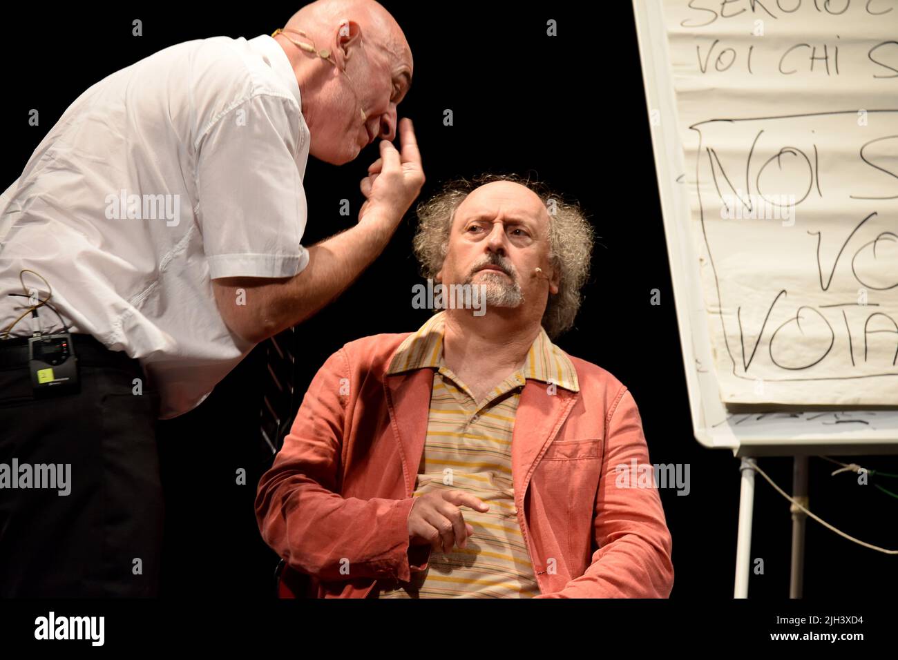 Spettacolo al Teatro Busca di Alba con Stefano Cornacchione y Sergio Sgrilli Foto de stock