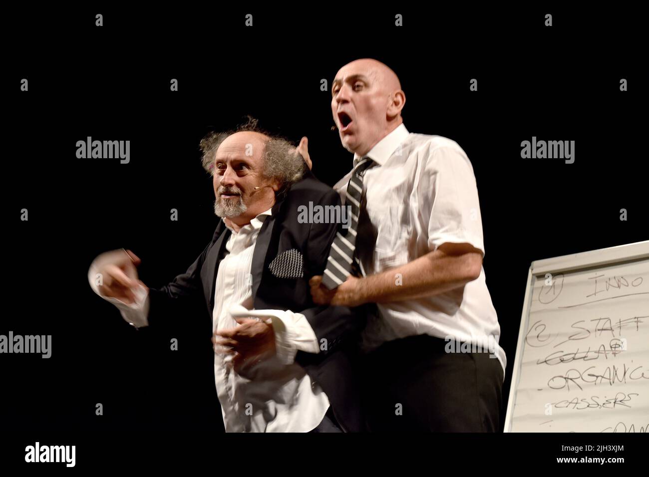 Spettacolo al Teatro Busca di Alba con Stefano Cornacchione y Sergio Sgrilli Foto de stock