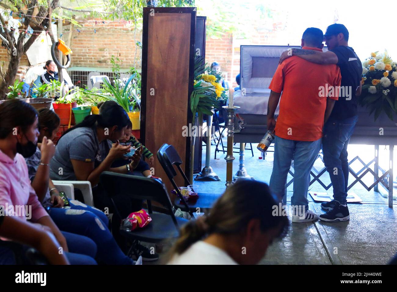 Familiares del fallecido migrante Efrain Ferrel, de 22 años, asisten a su estela después de ser repatriado de San Antonio, Texas, EE.UU., en la casa de su familia en Celaya, en el estado de Guanajuato, México, el 14 de julio de 2022. REUTERS/Edgard Garrido Foto de stock