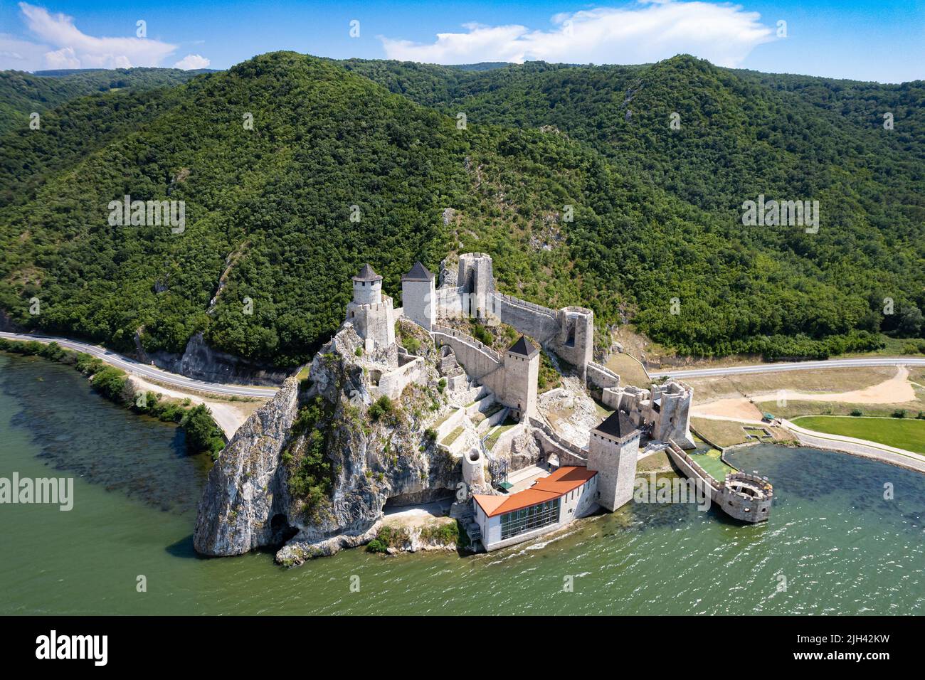 Vista desde un drone a la fortaleza Golubac en Serbia a orillas del Danubio  Fotografía de stock - Alamy