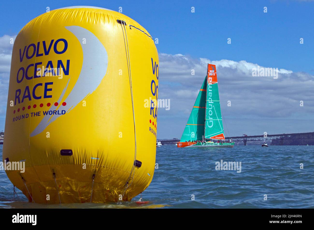 Groupama Sailing Team participa en la carrera Pro-Am como parte de las actividades en el puerto de la Volvo Ocean Race, Auckland, Nueva Zelanda, Foto de stock