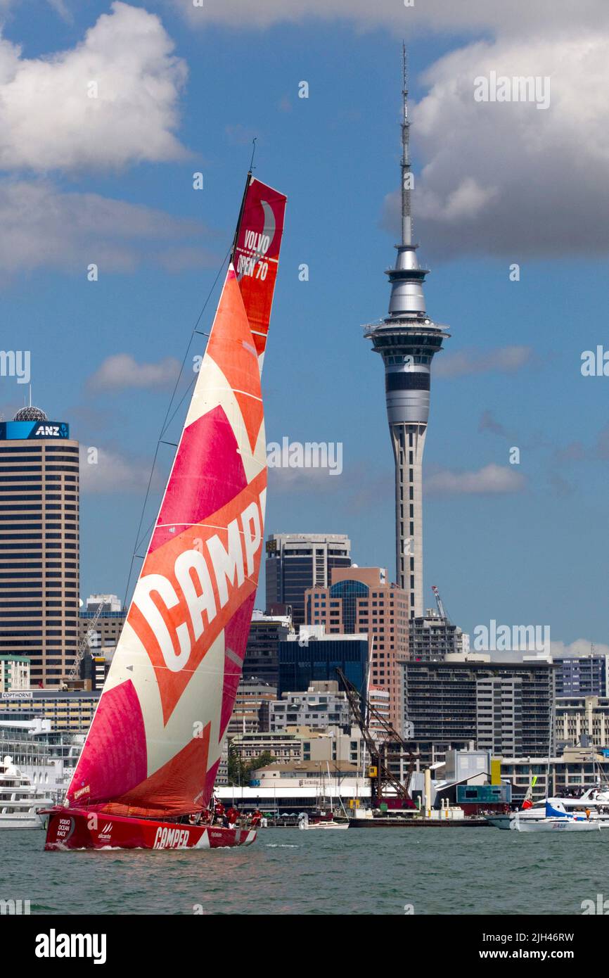 Camper con Emirates Team New Zealand participa en la carrera Pro-Am como parte de las actividades en el puerto de la Volvo Ocean Race, Auckland, Nueva Zelanda, Foto de stock