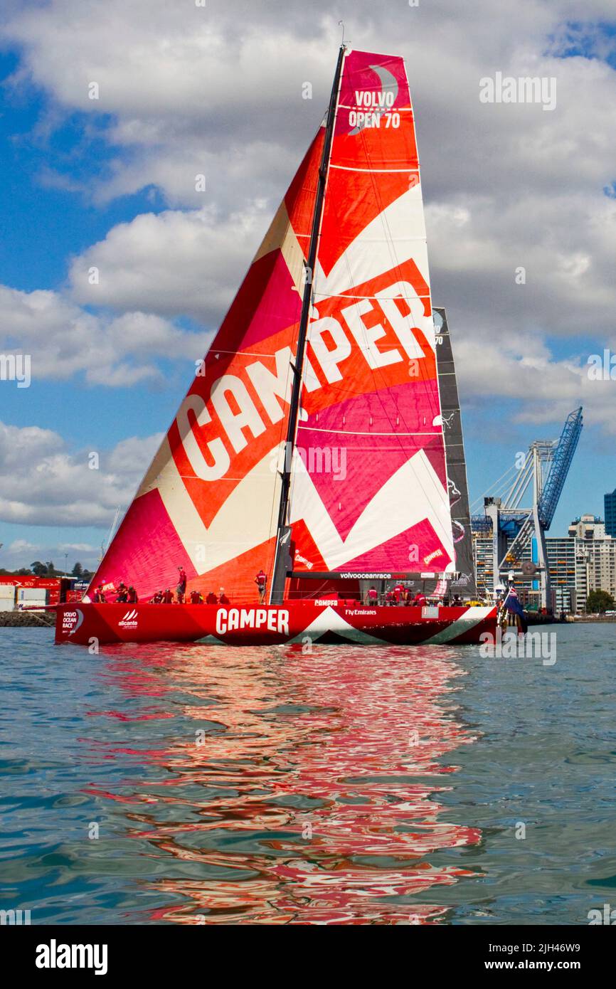 Camper con Emirates Team New Zealand participa en la carrera Pro-Am como parte de las actividades en el puerto de la Volvo Ocean Race, Auckland, Nueva Zelanda, Foto de stock