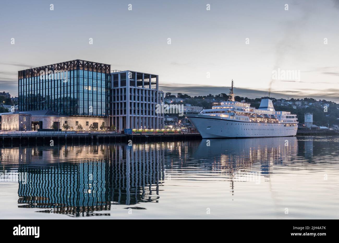 Cork City, Cork, Irlanda. 15th de julio de 2022. Crucero Aegean Odyssey visto antes del amanecer después de que ella atracara durante la noche en Horgan's Quay en Cork, Irlanda. - Crédito; David Creedon / Alamy Live News Foto de stock