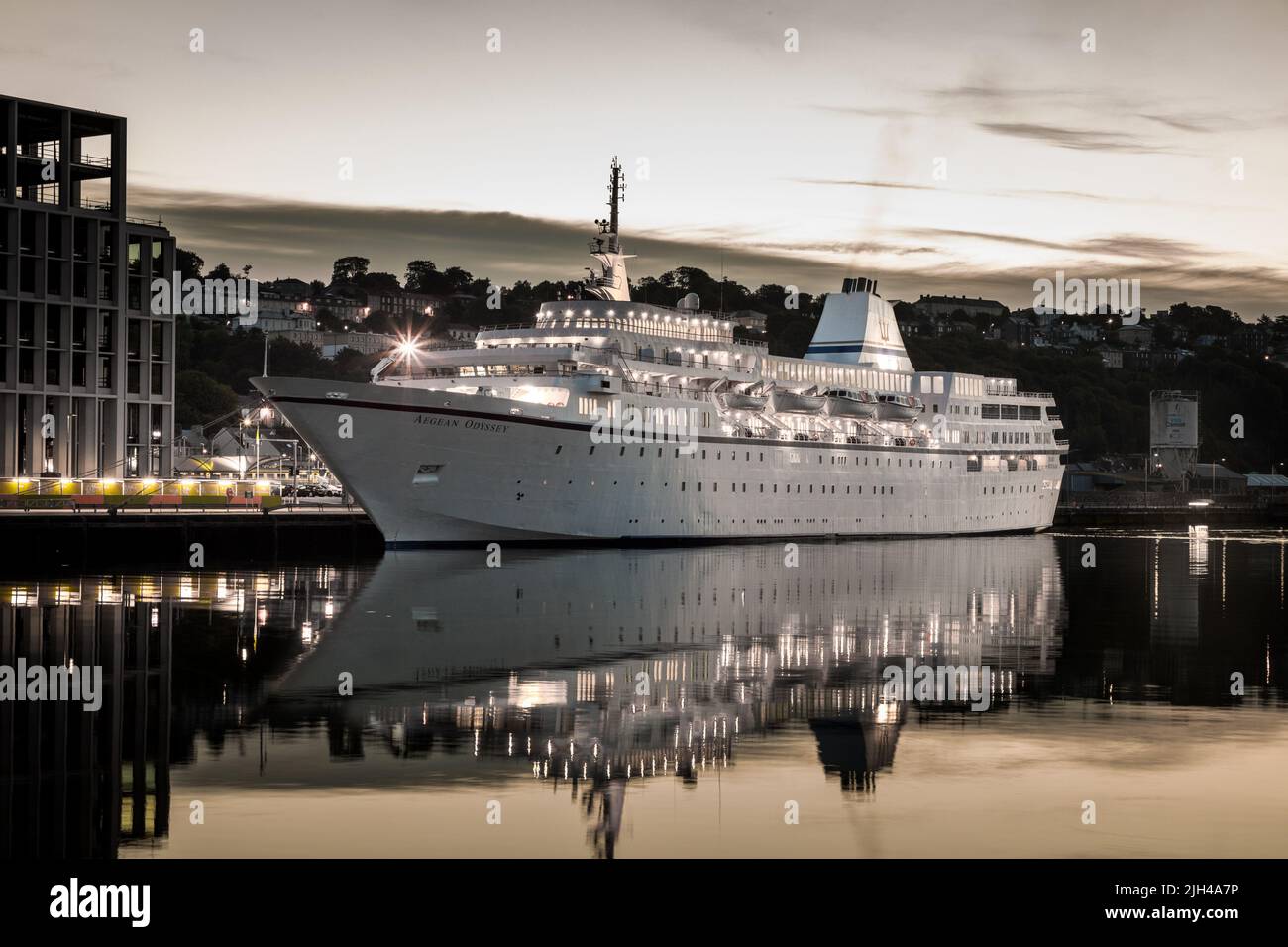 Cork City, Cork, Irlanda. 15th de julio de 2022. Crucero Aegean Odyssey visto antes del amanecer después de que ella atracara durante la noche en Horgan's Quay en Cork, Irlanda. - Crédito; David Creedon / Alamy Live News Foto de stock