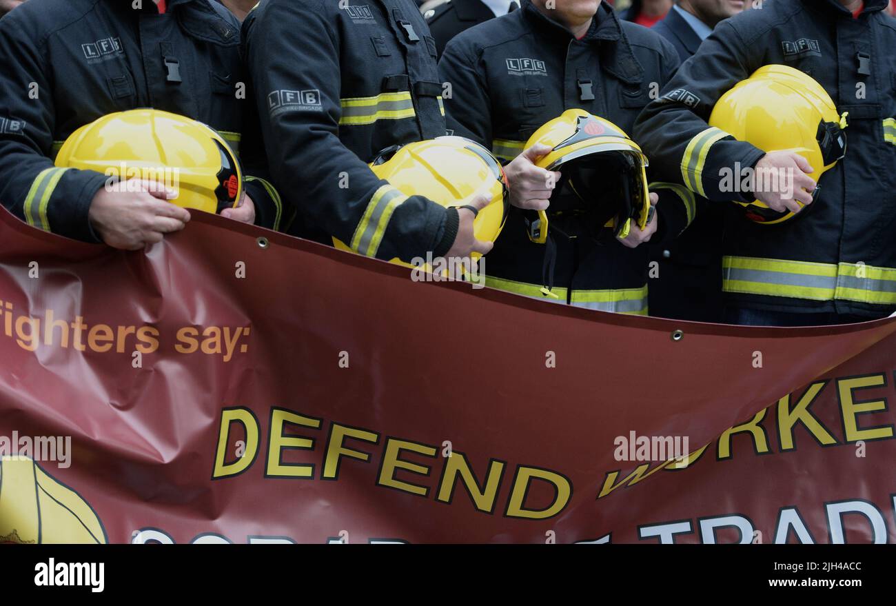 Foto de archivo de fecha 02/11/15 de bomberos posando con una bandera de la Unión de Brigadas de Bomberos (FBU) frente a las Casas del Parlamento en Londres, mientras el Gobierno está siendo acusado de montar un 'ataque coordinado' contra el salario y las condiciones de los bomberos. Foto de stock