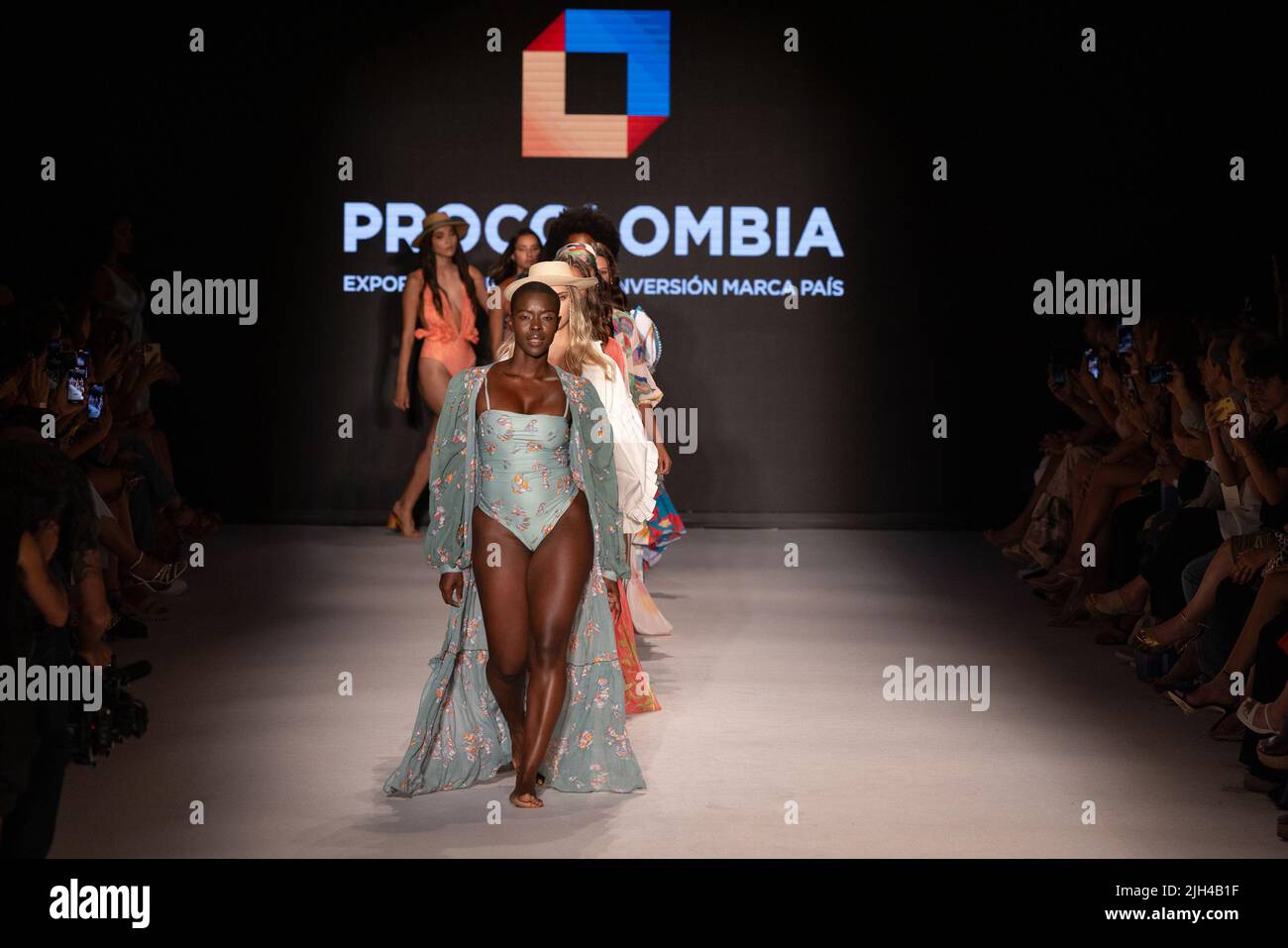 MIAMI BEACH, FLORIDA JULIO 14 Modelos caminan por la pista para el
