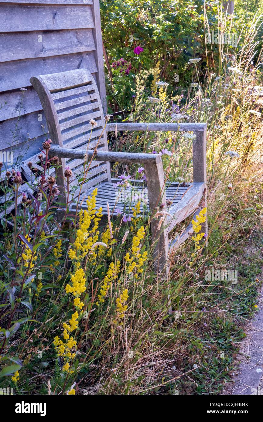Garden Chair en el jardín Perch Hill en julio East Sussex Reino Unido Foto de stock