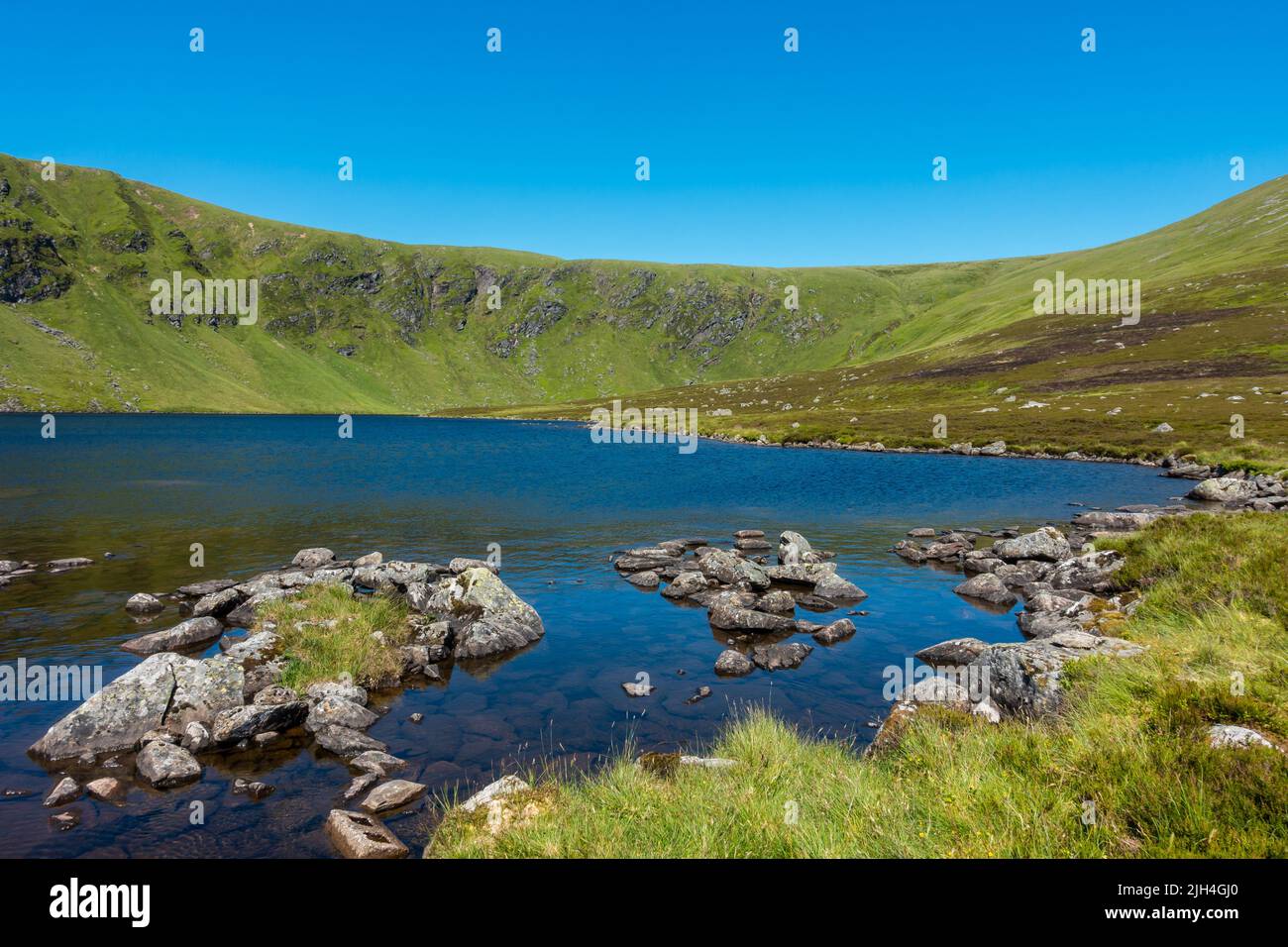 Loch Wharral sobre Glen Clova en Angus, Escocia Foto de stock