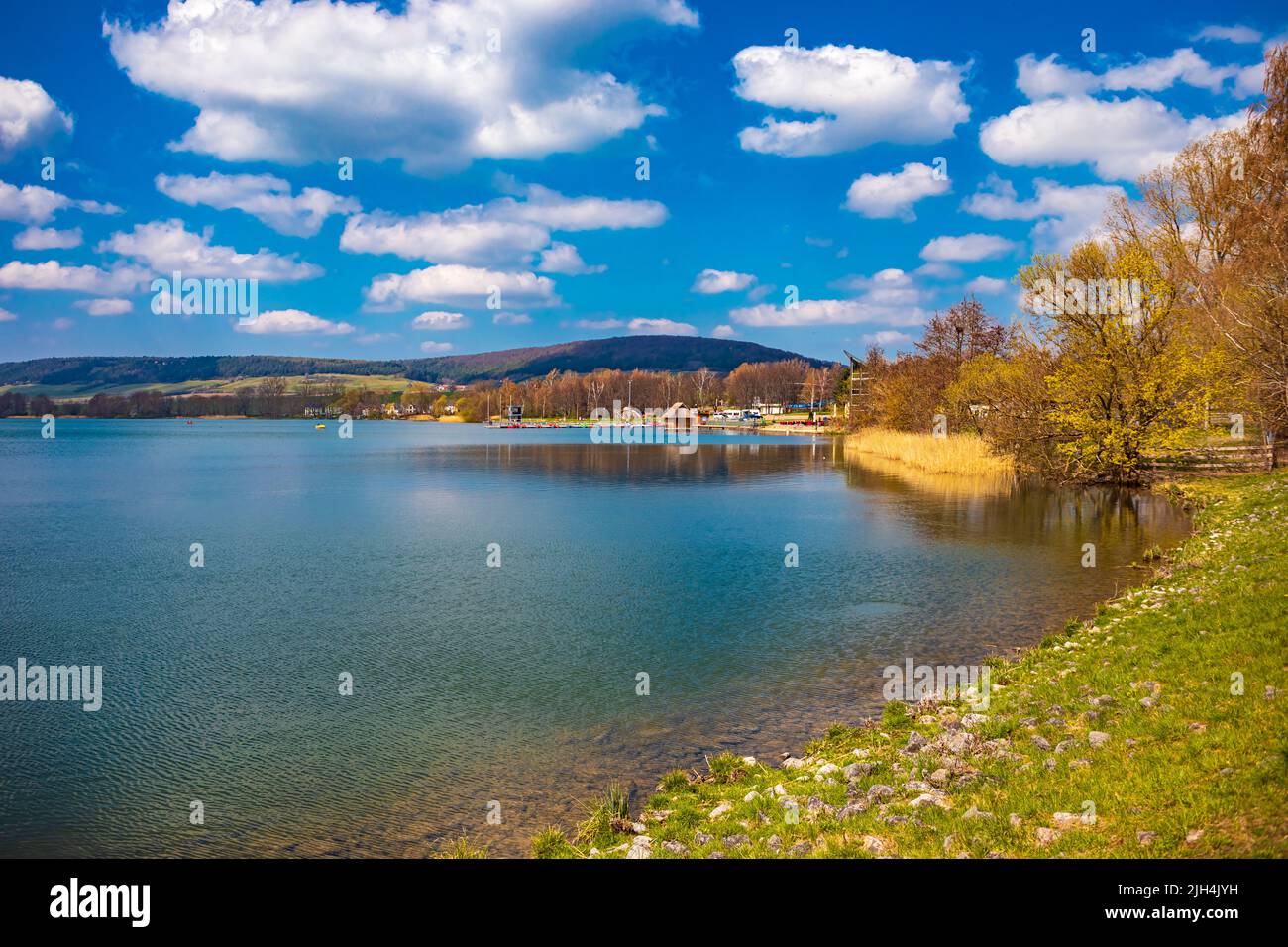 Lago Hohenfelden cerca de la ciudad de Kranichfeld en Alemania. Foto de stock