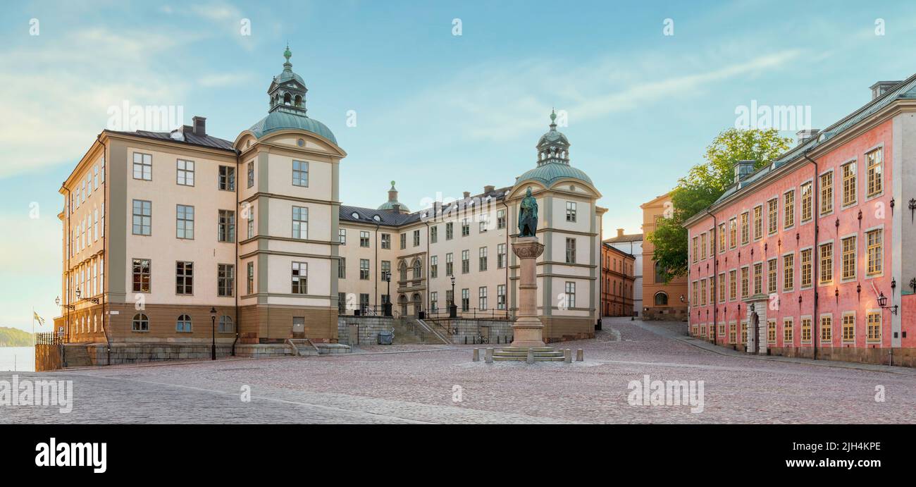 Palacio Wrangel, sueco: Wrangelska palatset, o Tribunal de Apelación de Svealand, una mansión con el Palacio Stenbock a la derecha, islet Riddarholmen, Gamla Stan, el casco antiguo de Estocolmo, Suecia Foto de stock