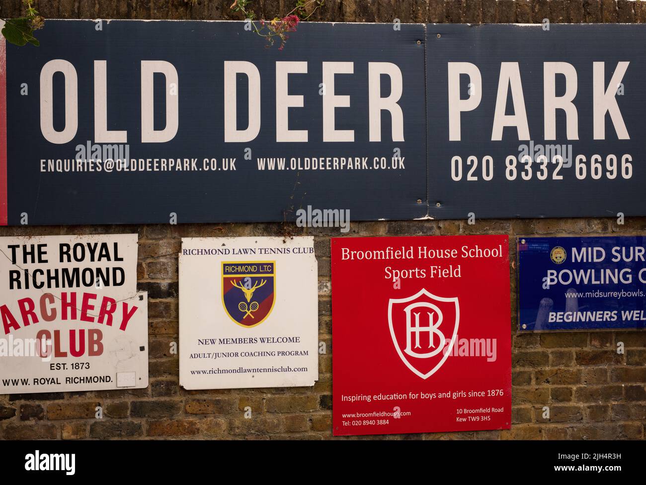 Señalización en la entrada al Old Deer Park, Richmond, Surrey, Reino Unido Foto de stock