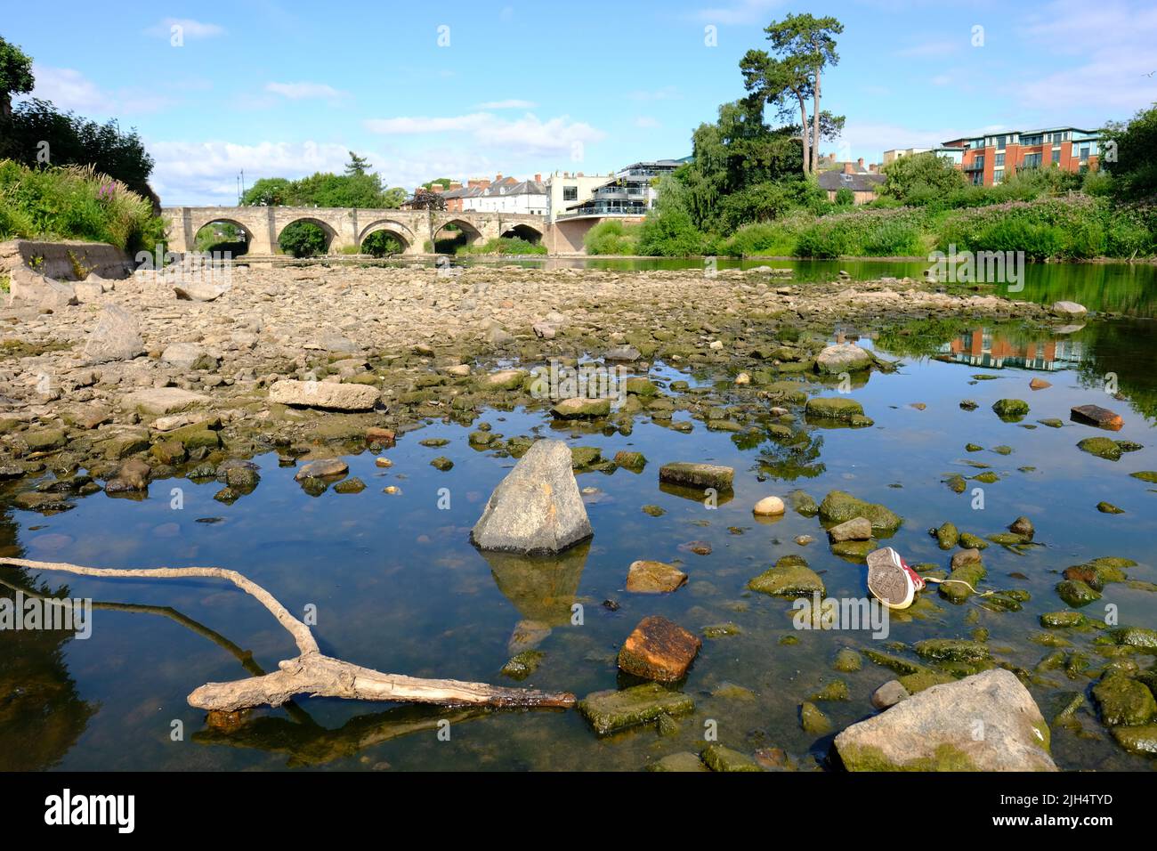 Río Wye, Hereford, Herefordshire, Reino Unido – Viernes 15th de julio de 2022 – Tiempo en el Reino Unido – Una gran parte del lecho del río Wye ha sido expuesta mientras pasa por la ciudad de Hereford. Hoy la lectura del nivel del río es otra vez bajo 10cm en el puente Old Wye en Hereford. La Agencia de Medio Ambiente ha advertido que la temperatura del agua en el Wye supera los 20C, lo que tendrá un gran impacto en los peces y el crecimiento de algas en el río. El pronóstico del tiempo es para calor extremo sin pronóstico de lluvia local. Foto Steven May / Alamy Live News Foto de stock